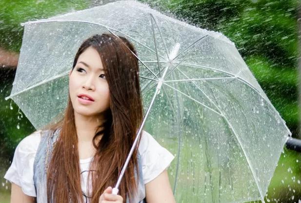 带女儿上课,下课时下雨了,打电话让老公送伞。老公让我买伞自己回家并表示这么麻烦人是不道德的！你怎么看？