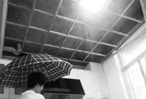 家门口长期放一把雨伞,为什么农村老人总说:千万不要在家里打伞？