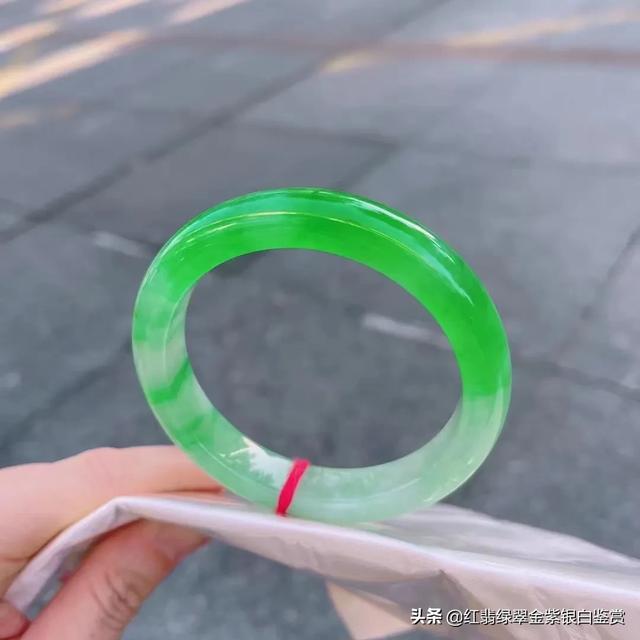 翡翠广告语最吸引人,翡翠飘花手镯为何会吸引那么多人的喜欢？