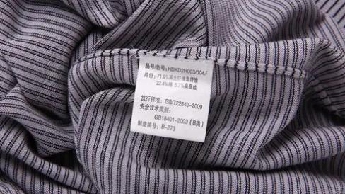 为什么人们在专柜上面买的很贵的衣服，地摊上几十块钱就能买到类似款式的？插图46