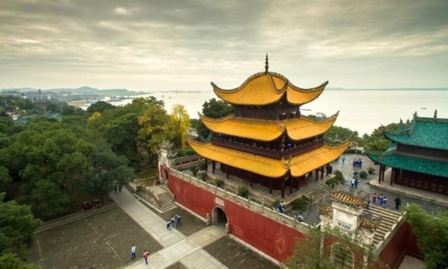 请问江南三大名楼,江西滕王阁,湖北黄鹤楼,湖南岳阳楼,从游览体验来看,如何排名？