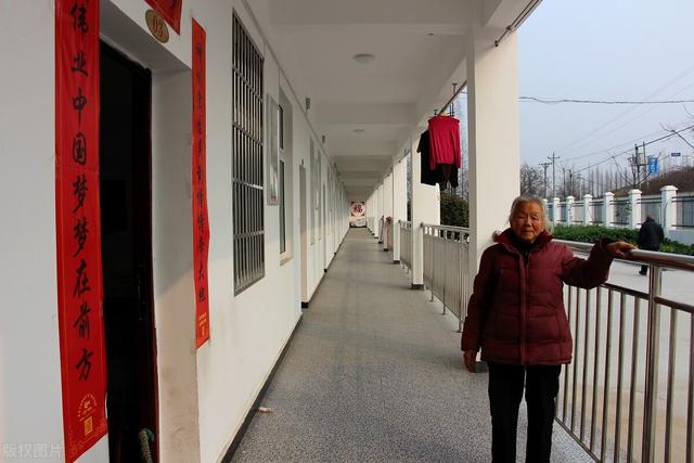 一直在广州上班，很矛盾该不该在农村老家建房，以后回去养老