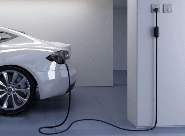 新能源汽车贵吗，为什么内行人说电动汽车要比汽油车开着贵