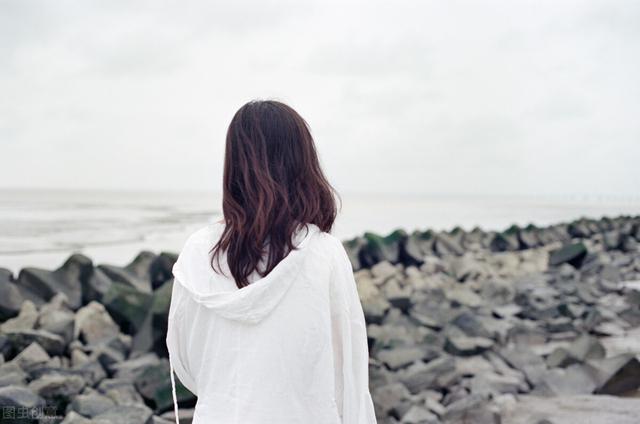 80后离婚女人微信群:离异的女邻居，晚上睡觉的时候，都不关着门，是不是有不良企图