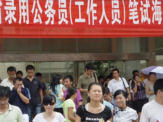 堂弟考上公务员,工资三千多,我一天三百,要不要劝他辞职跟我干？