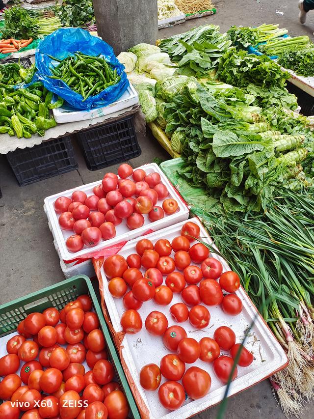 重庆大叔购60吨蔬菜送西安市民，一个蔬菜摊一个月能赚多少钱？