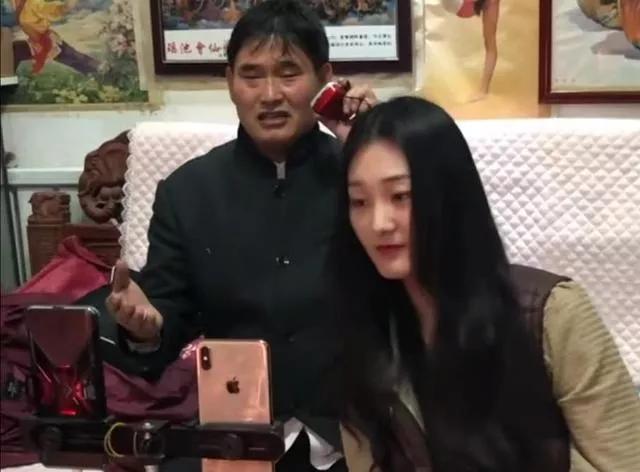 大衣哥儿媳没领证:大衣哥有没有后悔，不该提携扶持儿媳妇？