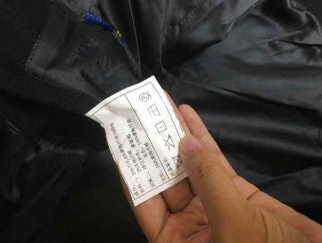 为什么人们在专柜上面买的很贵的衣服，地摊上几十块钱就能买到类似款式的？插图48