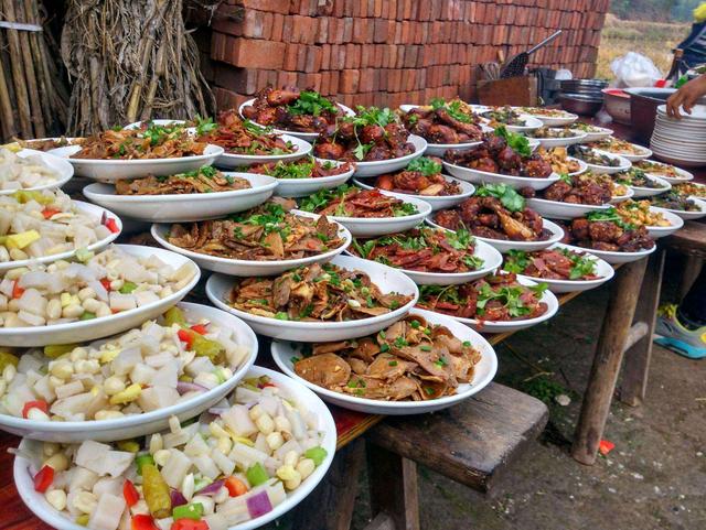 梦见很多亲戚和熟人在吃酒席,农村宴席，为什么男人和女人不同席？