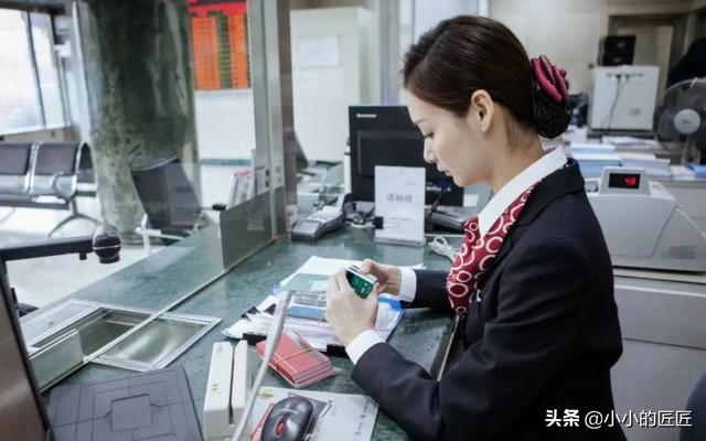 手里50万5年不动,是存银行利息高还是买农行股票分红高？