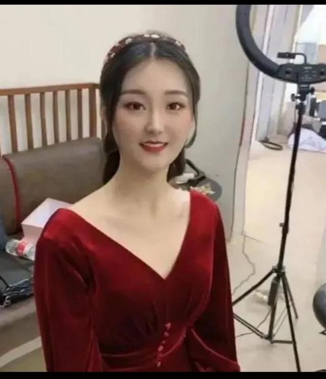 陈亚男直播间屡屡被封,她会重操旧业去医院当一名护士吗？