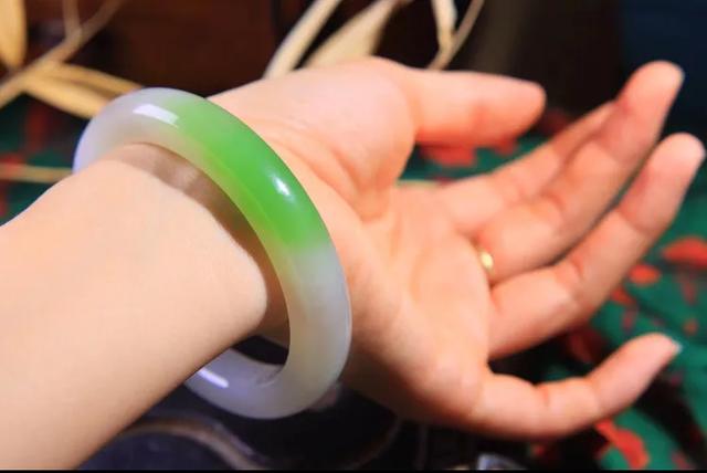 玉器市场,现在市场上有很多和田玉，都是真的吗？