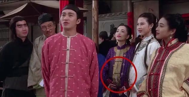 星爷电影《审死官》结局，一家人相聚在墓地，是全家都被杀了吗？插图13