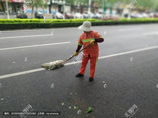 环卫工带宠物鸭扫大街萌翻网友:很多一线环卫工人，又脏，又累，挣钱又少，对此你有什么看法？