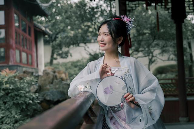 裸体美女图片动态:杨幂爆照晒性感身材，却引发网友冲突，这次她真的错了吗？