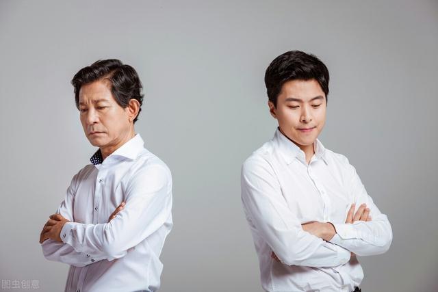 我爸打过老公,老人80岁去世,老公怀恨拒绝送葬,我该离婚吗？
