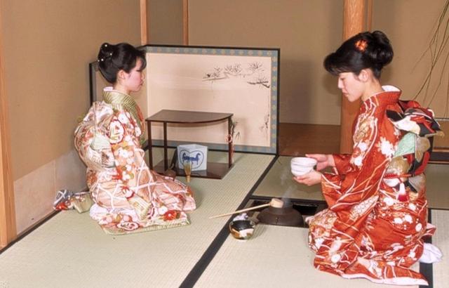 为什么日本女人喜欢跪坐,只是为了舒服吗?