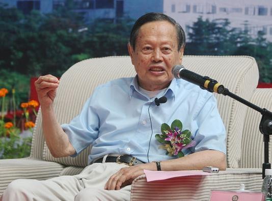 杨振宁:今年百岁高龄物理学家杨振宁为什么大家对他评价褒贬不一呢？