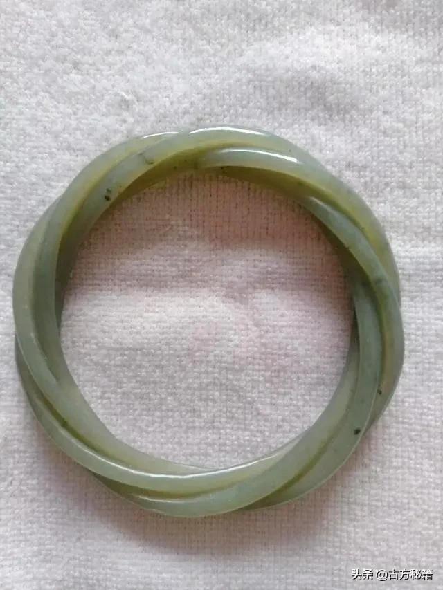 这个是什么年代的手镯？请懂行的朋友帮忙看看值多少钱？