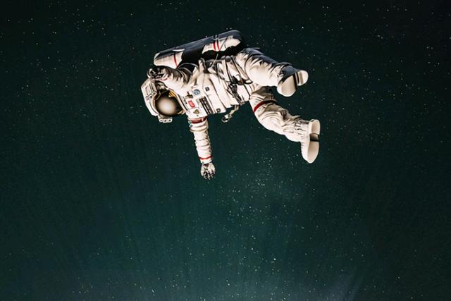 如果宇航員太空出艙時沒有抓緊脫離瞭宇宙飛船怎麼辦？會怎樣？