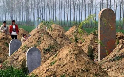 坟墓为什么要堆起一个土包 土葬为什么地上还要堆一个小土堆-十万个