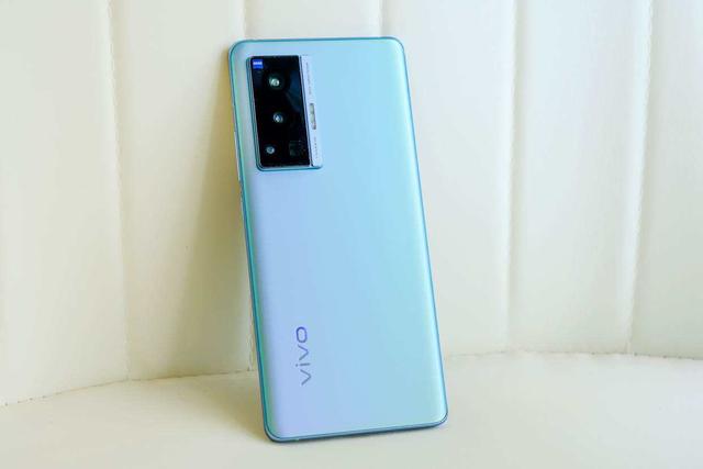 颜值与实力并存,vivo X70系列三款手机哪款最适合入手？
