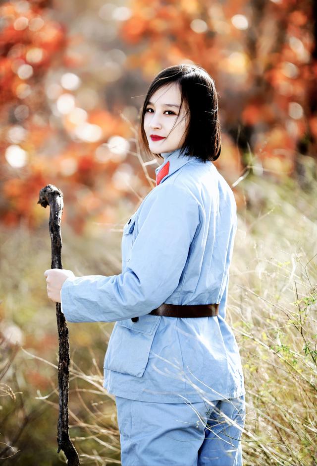 朋友圈掀起了晒军装照的狂潮你见过穿军装最美的女孩是谁