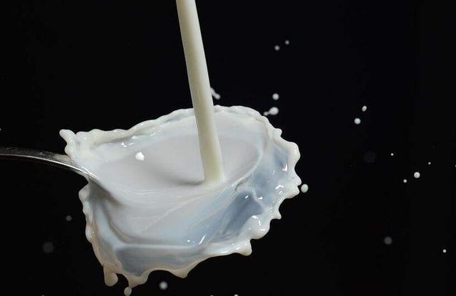 瓜头鲸生活过程:鲸鱼是通过母乳喂养，那小鲸鱼吃奶的时候怎么避免喝进海水？
