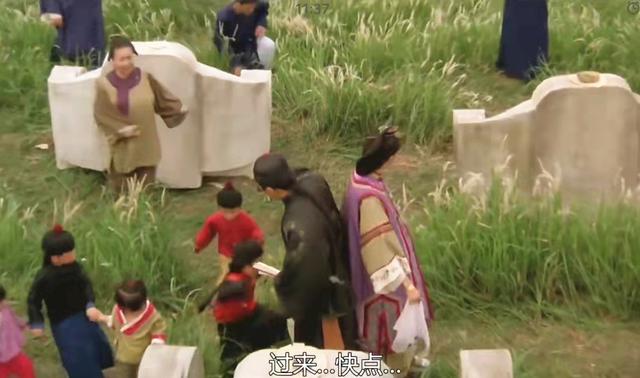 星爷电影《审死官》结局，一家人相聚在墓地，是全家都被杀了吗？插图11