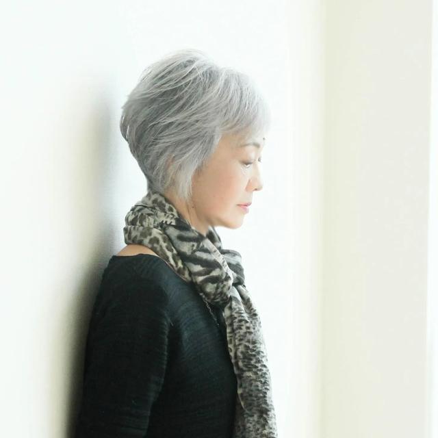 60岁以上的女人满头白发是染发漂亮还是不染发漂亮?插图7