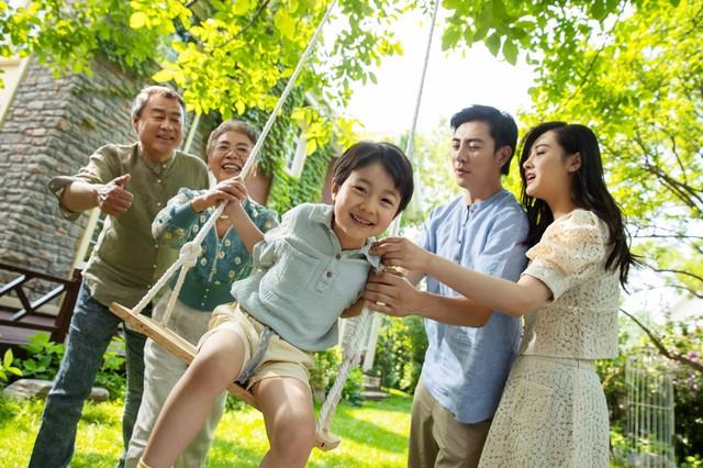 中国婆婆大都做饭媳妇吃,洗衣媳妇穿,带孙媳妇玩,长辈孝敬晚辈对吗？