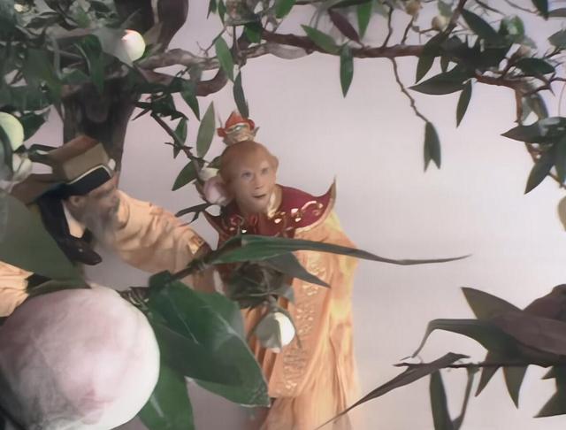 头条问答 - 《西游记》中,吃六千年蟠桃长生不老,吃九千年前蟠桃与天