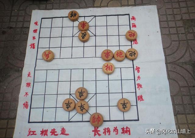 人民广场下面压着什么，在路边摆“象棋残局”赚钱的人，不怕遇到象棋高手吗