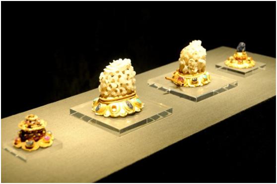 金镶玉和田玉吊坠,金镶玉是不是和田玉，它的价值怎么样？