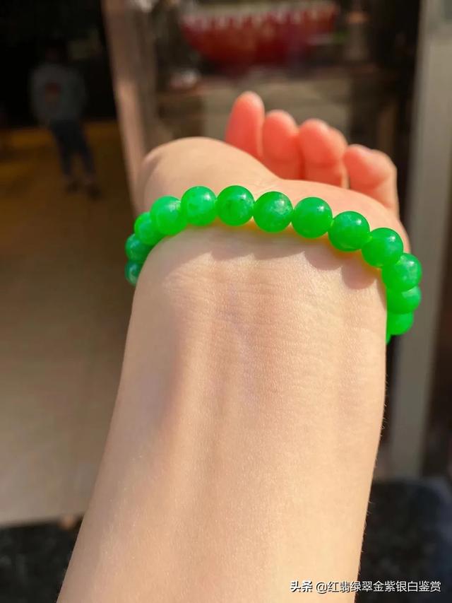 20万以上的玉镯图片,哪位大神帮我看一下，这样的手镯值多少钱？