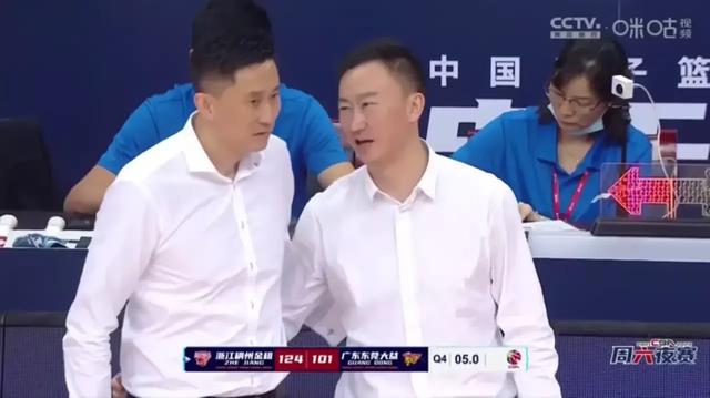 杨一歌:一场比赛70次犯规！胡明轩被肘击流血，为何球迷却叫好