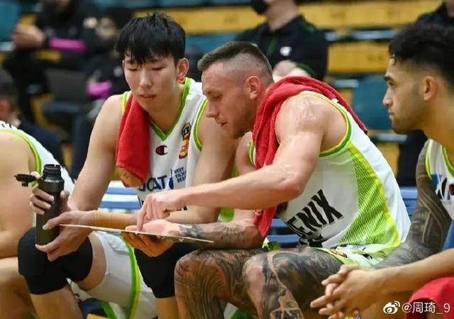 周琦五犯离场:周琦澳洲联赛首秀5犯离场，NBL是不是也存在体毛哨的问题
