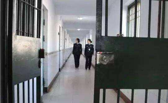 看守所是怎么洗澡的？站着还是蹲着？单人还是多人？洗澡会被人看到吗？