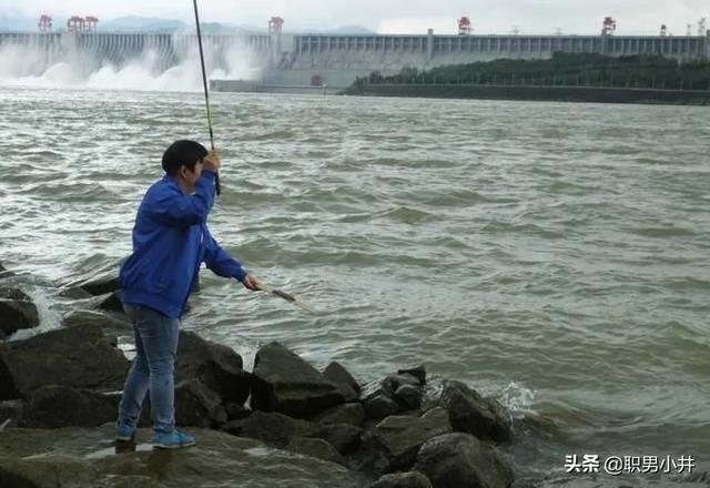 农村老人讲故事，为何农村的老人说：夜钓若钓上没生命的鱼，立刻收杆回家