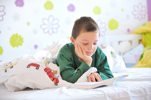 我的孩子上小学三年级了,但是一点儿也不爱看书,每天不是看电视,就是看漫画,怎么样才能让孩子爱读书呢？