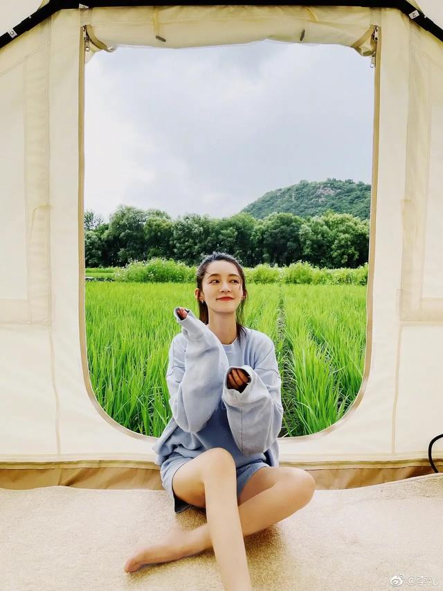 美女遛狗街拍:你见过最好看的街拍女孩是什么样子呢？敢不敢发出来看看？ 美女遛狗视频