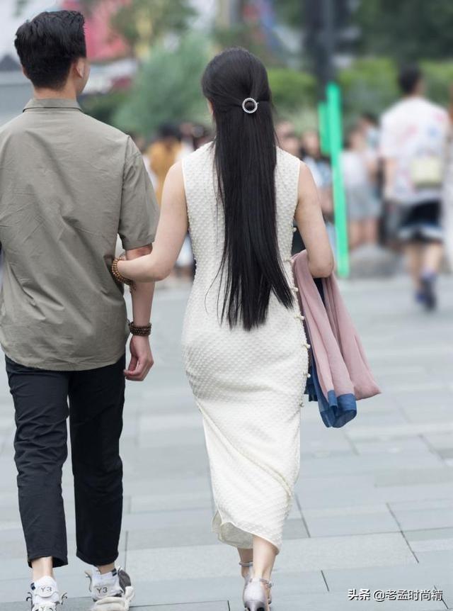 巩俐高开衩裙:女演员中，你觉得谁的演技是最好的？