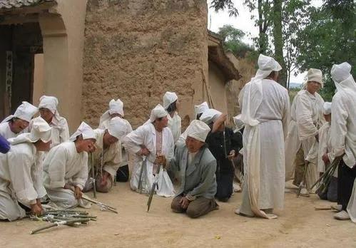 爷爷坟地管儿子还是孙子,作为孙子，爷爷去世，真的不用管吗？