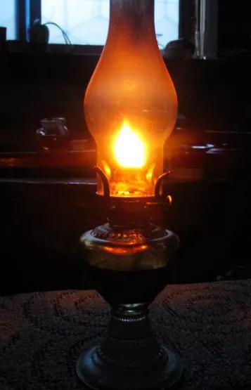 熄灯器的简介:生产队时期没有通电，一到夜晚，大家都在干些什么？