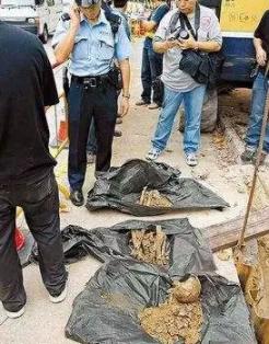 就提到了"人柱"一事,即筑岛造桥时,遇到特殊困难,往往把活人沉到河底