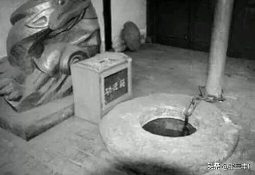 锁龙井拍到的龙头现身震惊众人，北京的锁龙井到底锁着什么为什么铁链拉不完，一拉还有血水出来
