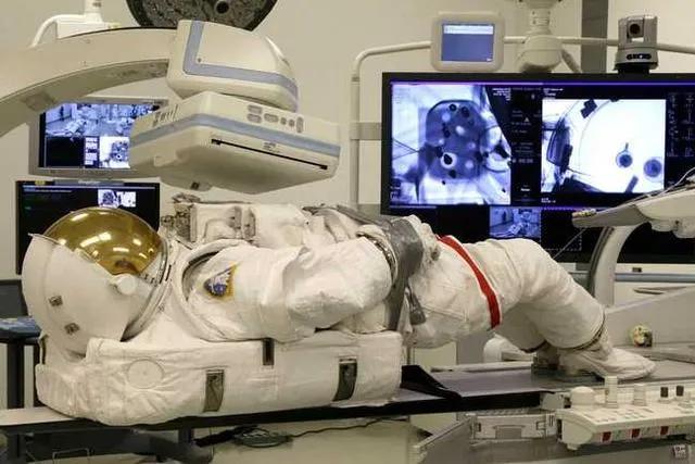返回地球的宇航员身体出现哪些问题，神舟十三号出差三人组在太空呆六个月，身体不舒服能提前回来吗