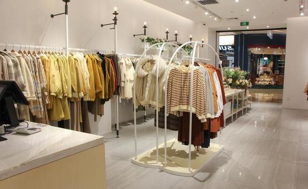 为什么人们在专柜上面买的很贵的衣服，地摊上几十块钱就能买到类似款式的？插图43