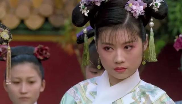 青樱:甄嬛传：青樱为什么歪着脖子？