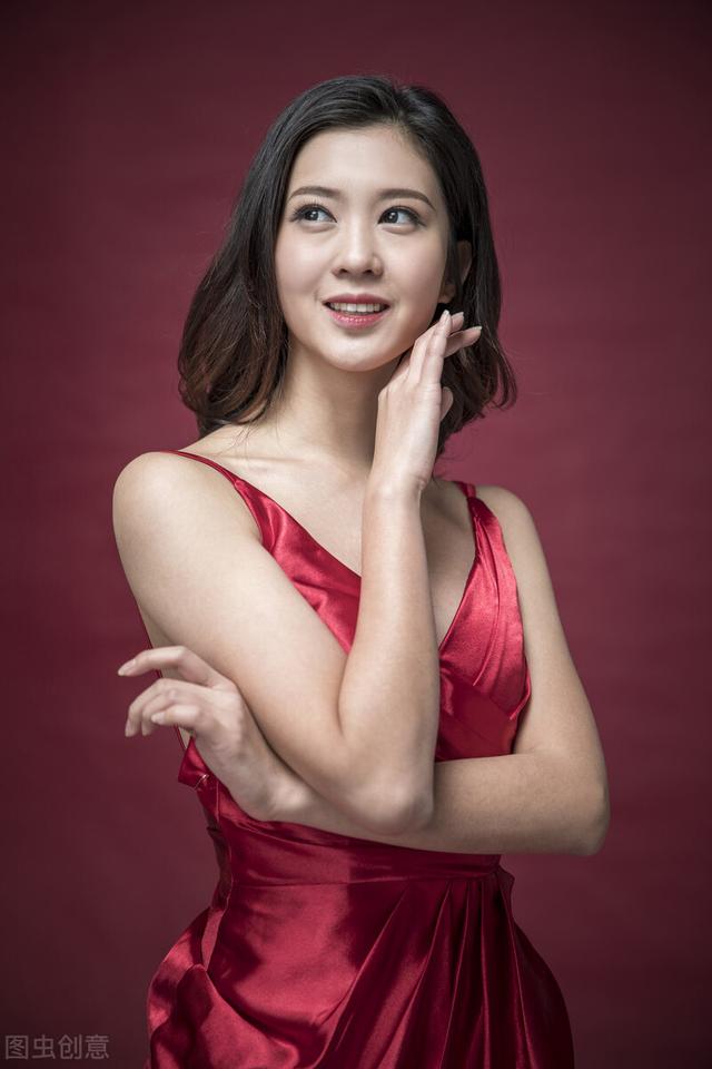 裸体美女图片动态:杨幂爆照晒性感身材，却引发网友冲突，这次她真的错了吗？